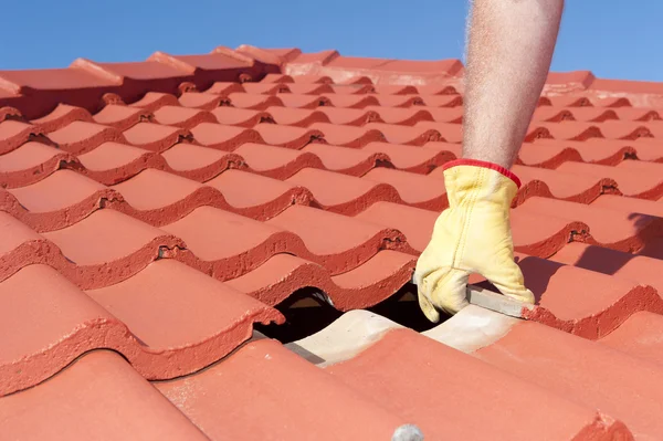 Bauarbeiter Ziegel Dachreparatur — Stockfoto