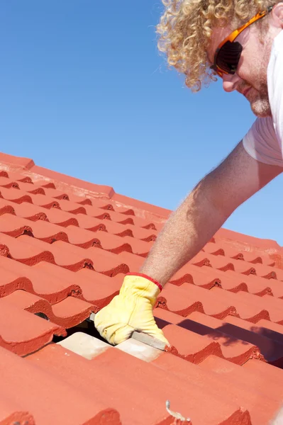 Trabajadores de la construcción azulejos reparación de techos — Foto de Stock