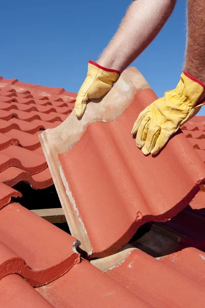 Bauarbeiter Ziegel Dachreparatur — Stockfoto