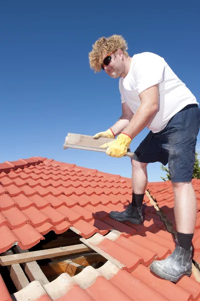 Pracownik budowlany dachówka dachowe remonty — Zdjęcie stockowe