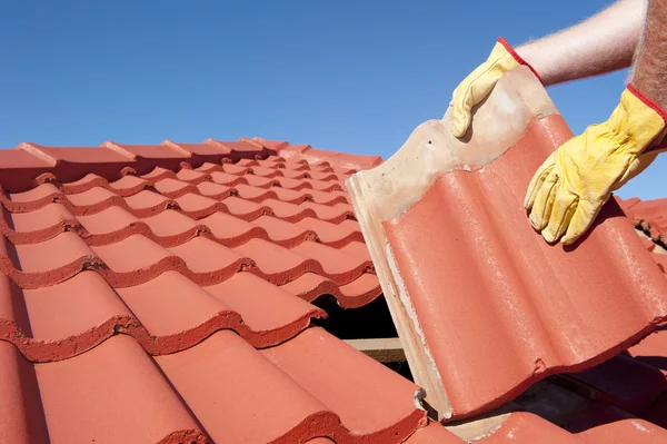 Bouw werknemer tegel dakbedekking reparatie Stockfoto