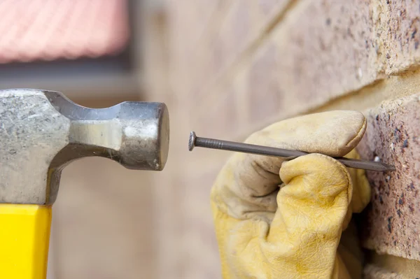 Närbild hammare spik hand renovering — Stockfoto