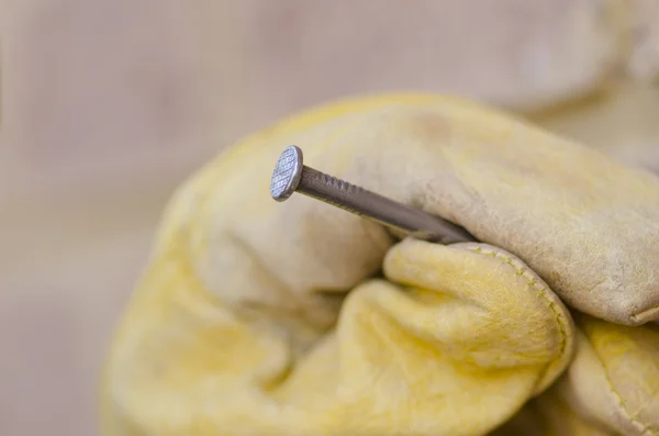Closeup unha mão reparação desfocado fundo — Fotografia de Stock