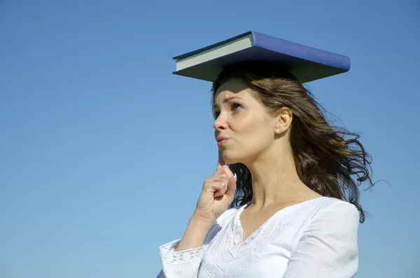 Close up di youg bella ragazza con un libro blu — Foto Stock