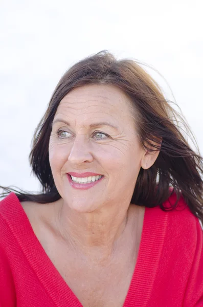 Retrato mujer madura feliz aislado en blanco — Foto de Stock