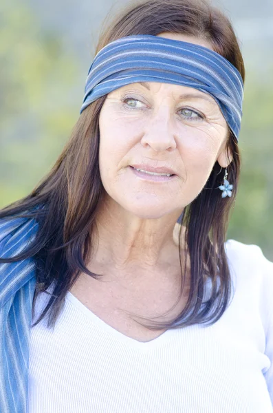 Retrato feliz mujer bastante madura al aire libre —  Fotos de Stock