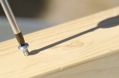 vida ve ahşap yüzeyde tornavida