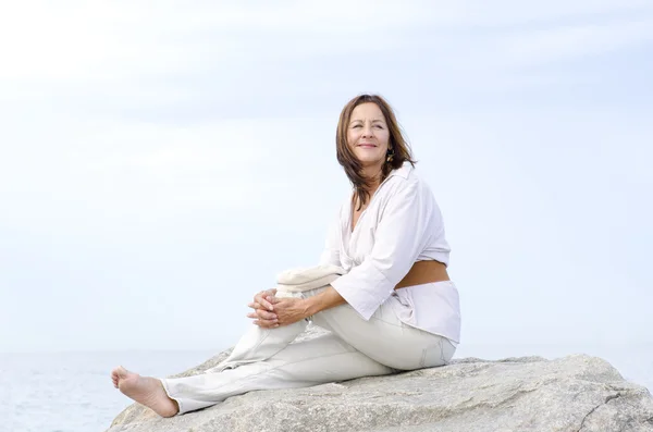 Volwassen vrouw gelukkig ontspannen buiten geïsoleerd — Stockfoto