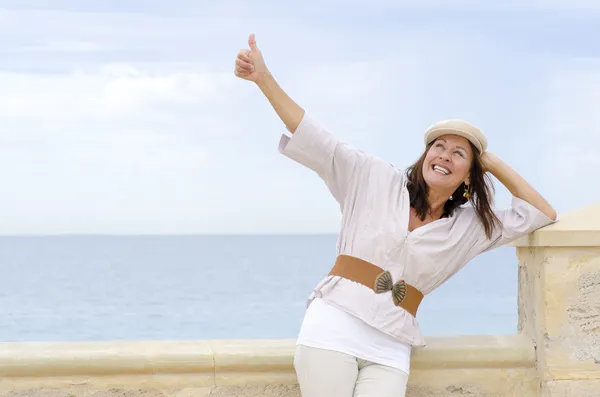 Positivo atractivo senior mujer aislado al aire libre —  Fotos de Stock