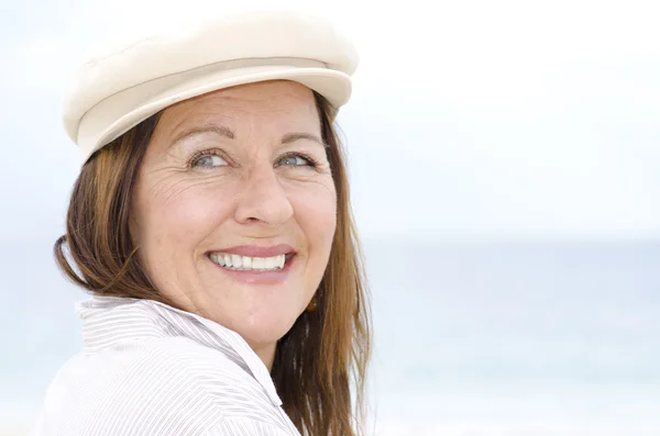 Portret aantrekkelijke gelukkig senior vrouw buiten geïsoleerd — Stockfoto