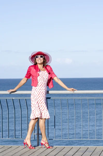 快乐性感的成熟女人海洋背景 — 图库照片