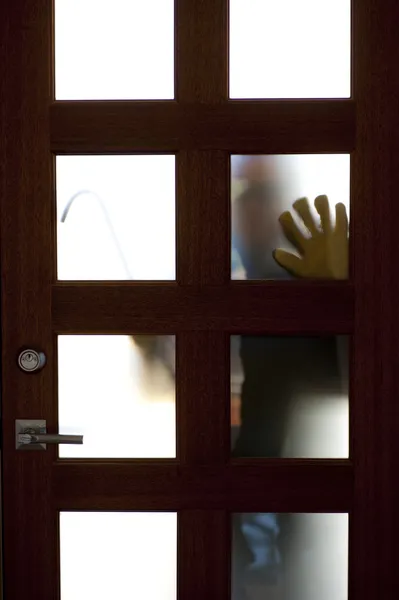 Dief met breekijzer op huis deur inbraak — Stok fotoğraf