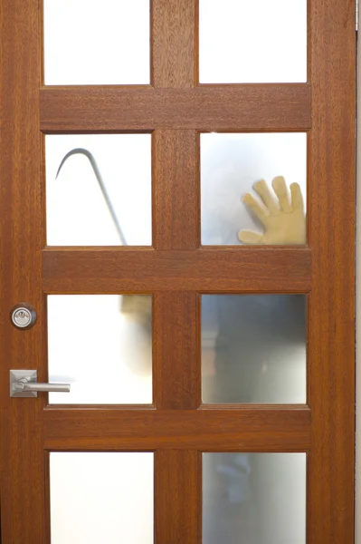 家のドアの強盗でバールの泥棒 — ストック写真