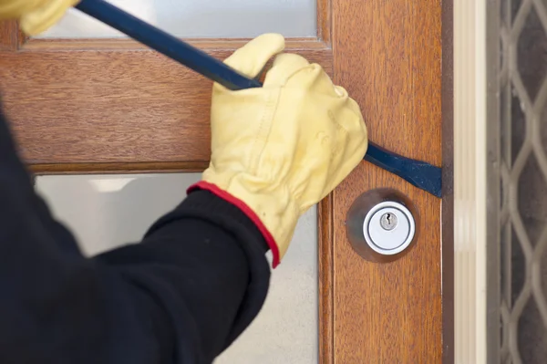 Ladrão arrombando em casa com pé de cabra — Fotografia de Stock