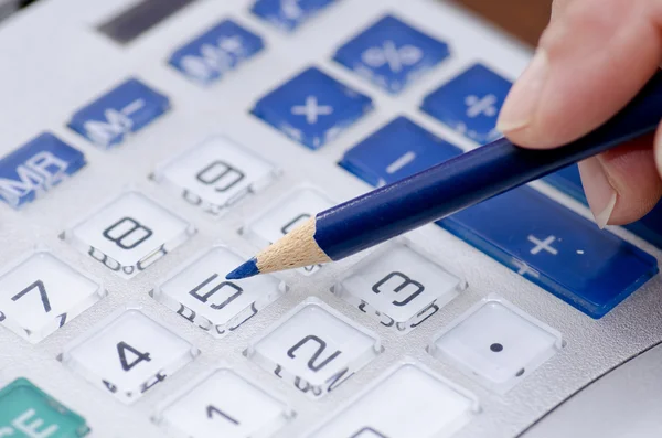 Calculatrice et stylo ajoutant des numéros de comptable — Photo