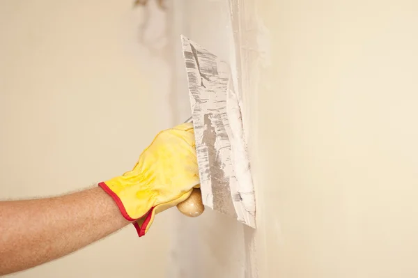 Renovação de parede em casa com raspador e cimento — Fotografia de Stock