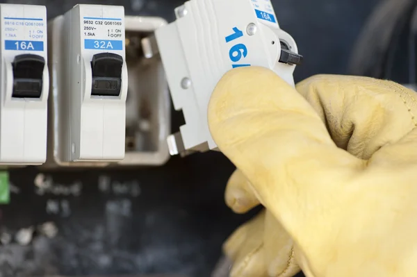 Elektrikçi elektrik sigorta geçiş panosu ile