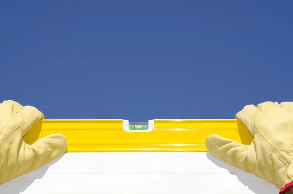 Hände Bauarbeiter mit Wasserwaage — Stockfoto