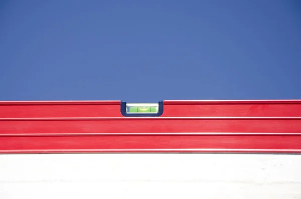 Nivel de espíritu rojo construcción al aire libre cielo azul — Foto de Stock