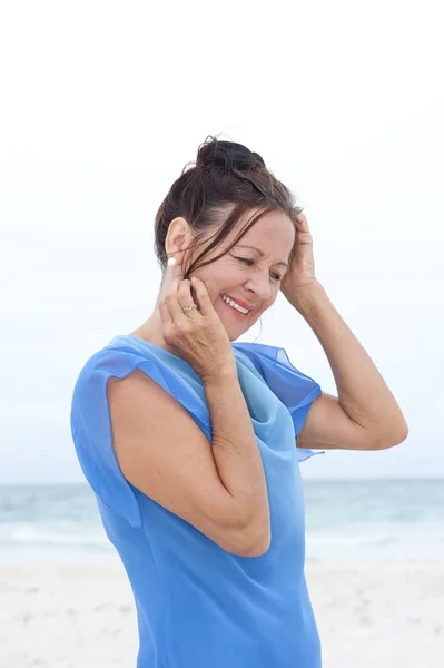 Portret aantrekkelijke volwassen vrouw blauwe blouse — Stockfoto