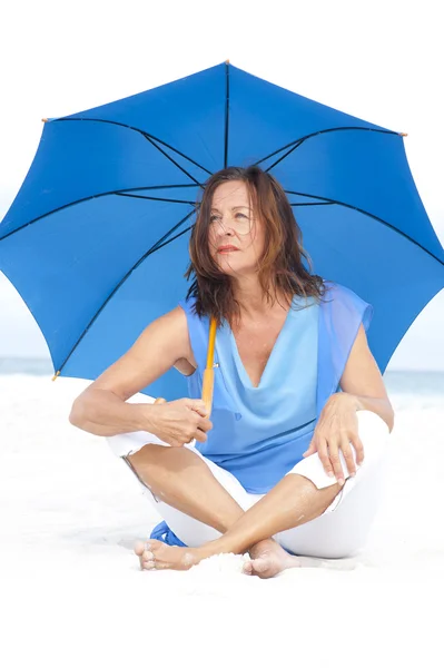 Orolig mogen kvinna blå paraply beach — Stockfoto