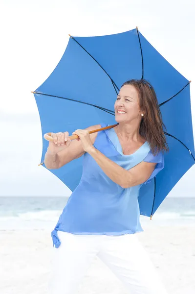 Портрет Уверенный привлекательный пляж зрелой женщины — стоковое фото