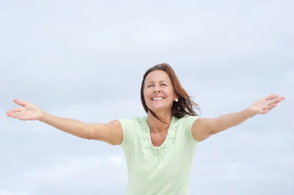 Positivo donna matura braccia aperte — Foto Stock