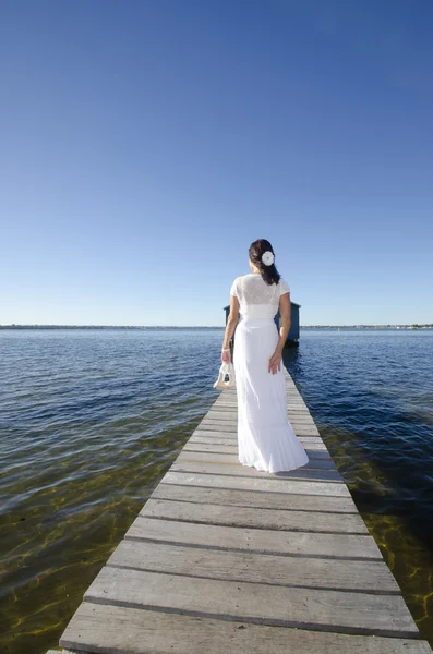 Mtaure vrouw witte jurk op zee — Stockfoto