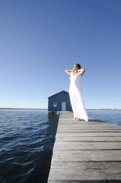 Donna rilassata vestito bianco sul lungomare in mare — Foto Stock