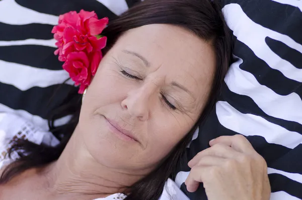 Slapen volwassen vrouw met bloem — Stockfoto