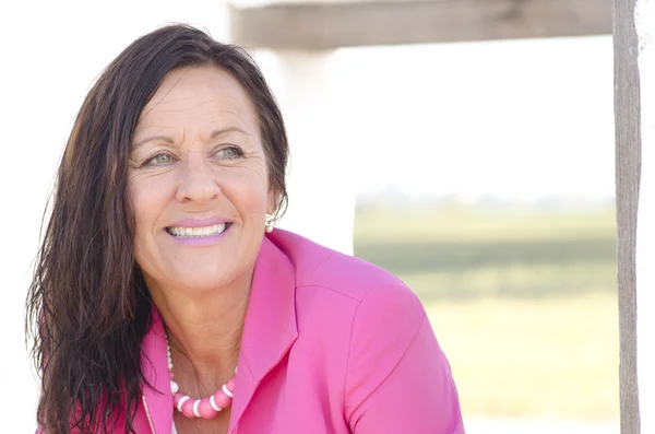 Mujer madura feliz de confianza en rosa — Foto de Stock