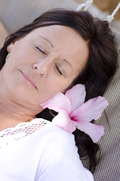 Спящая вдумчивая зрелая женщина на открытом воздухе — стоковое фото