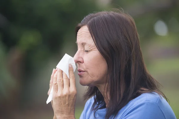 Vrouw lijden griep of hayfever buiten — Stockfoto