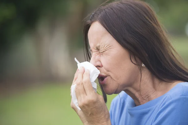 Nemocný zralá žena trpící chřipkou nebo senná rýma — Stock fotografie