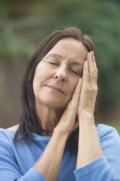 Madura mujer feliz relajado soñando — Foto de Stock