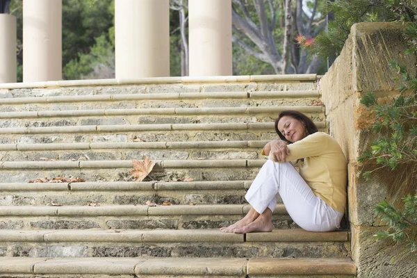 Gelukkig volwassen vrouw dagdromen gesloten ogen — Stockfoto