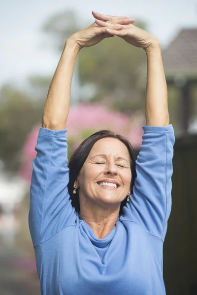 Glad avslappnad mogen kvinna utomhus — Stockfoto