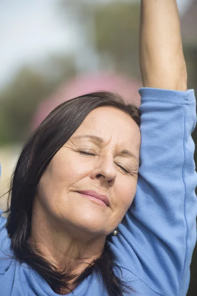 Portret ontspannen volwassen vrouw gesloten ogen — Stockfoto