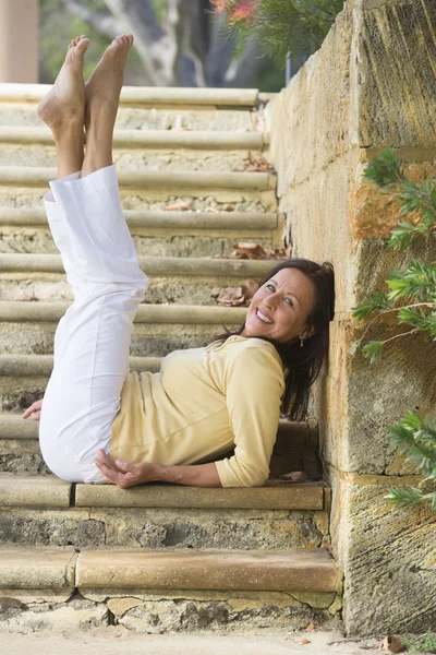 Fit gezonde volwassen vrouw benen omhoog buiten — Stockfoto