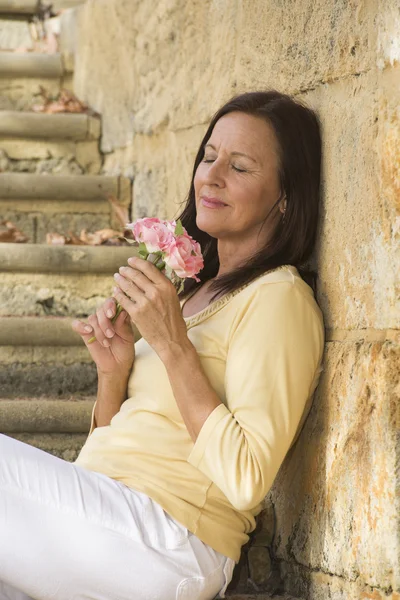 Mujer madura romántica enamorada de rosa —  Fotos de Stock