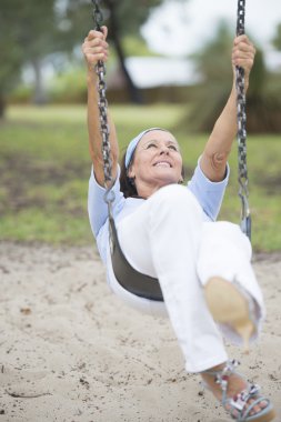 neşeli kadın kıdemli üzerinde swing aktif emeklilik