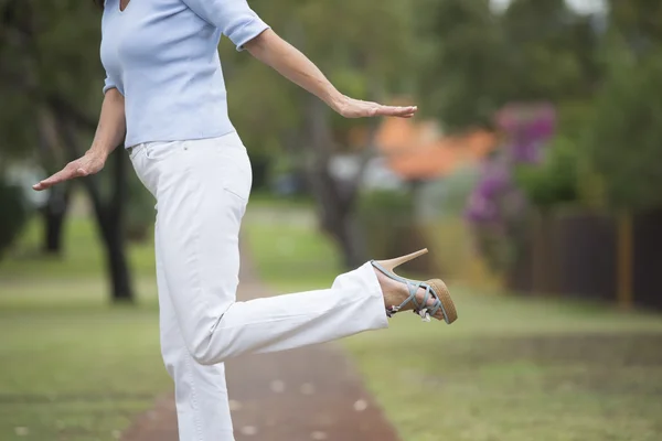 Höga klackar balanserande kvinna utomhus — Stockfoto