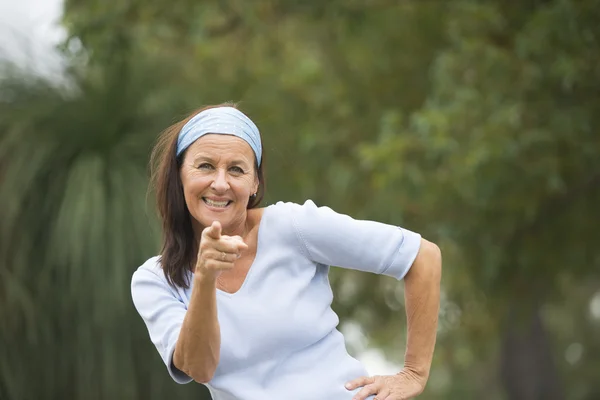 Selbstbewusste reife Frau positiv im Freien — Stockfoto