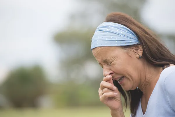 Mujer estornuda con gripe, fiebre del heno o resfriado al aire libre —  Fotos de Stock