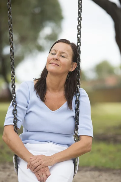 Feliz relajado atractiva mujer mayor — Foto de Stock