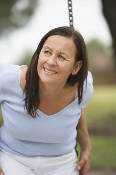 Relajado sonriendo mujer madura al aire libre — Foto de Stock