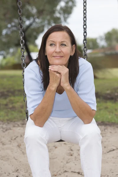 Relajado atractivo mujer madura parque al aire libre — Foto de Stock