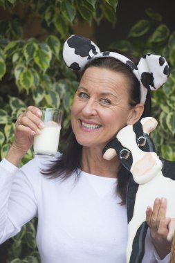 sütü ve inek ile dost komik kadın