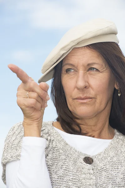 Retrato seguro atractivo mujer madura —  Fotos de Stock