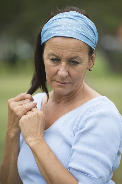 Triest eenzaam portret volwassen vrouw buiten — Stockfoto